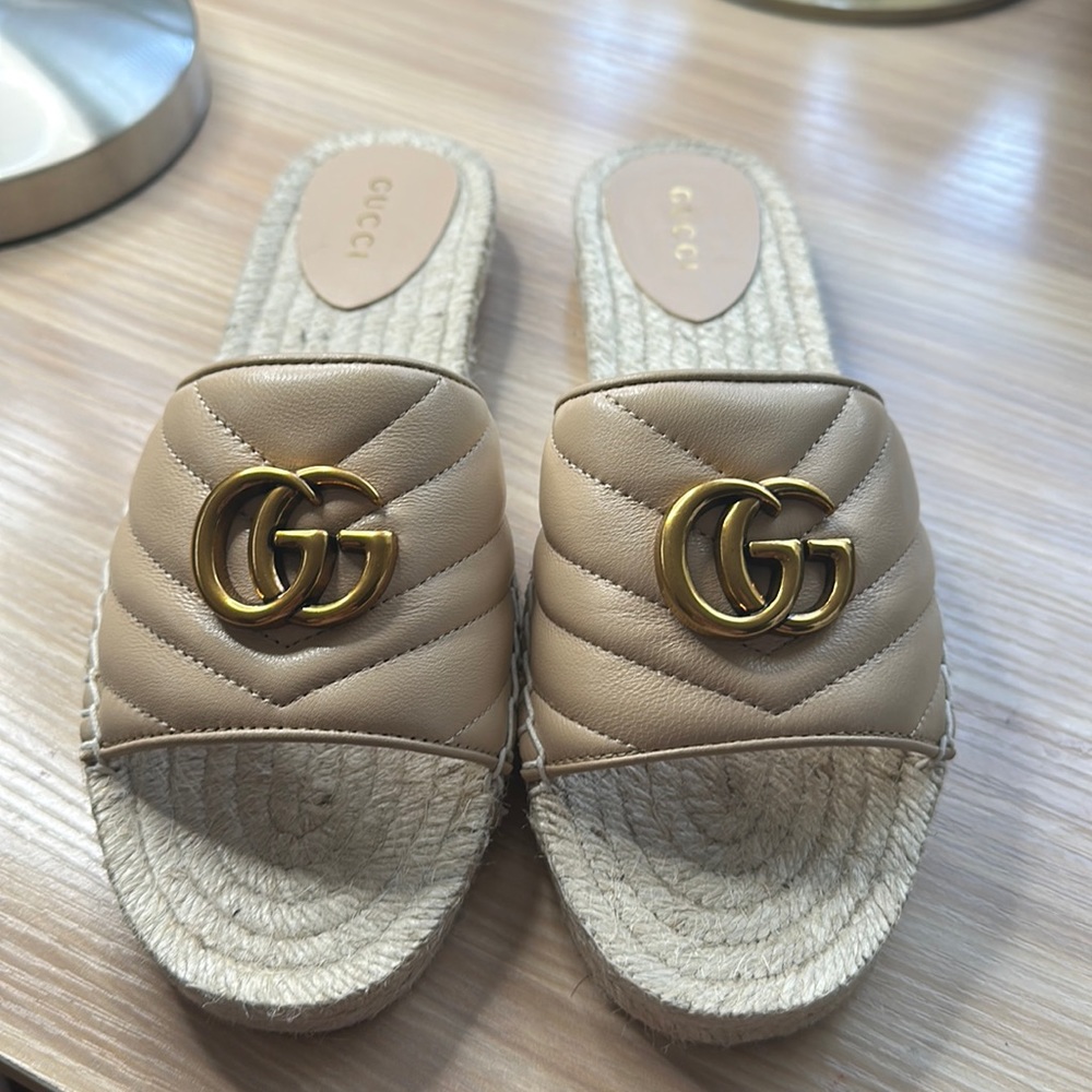 Tan Gucci sandals! New! great condition! 🧸